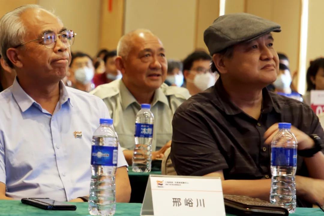 左 邢峪川 中国易经大师 右 佀明亮 中国书法协会会员 左 邢峪川 中国易经大师 右 佀明亮 中国书法协会会员