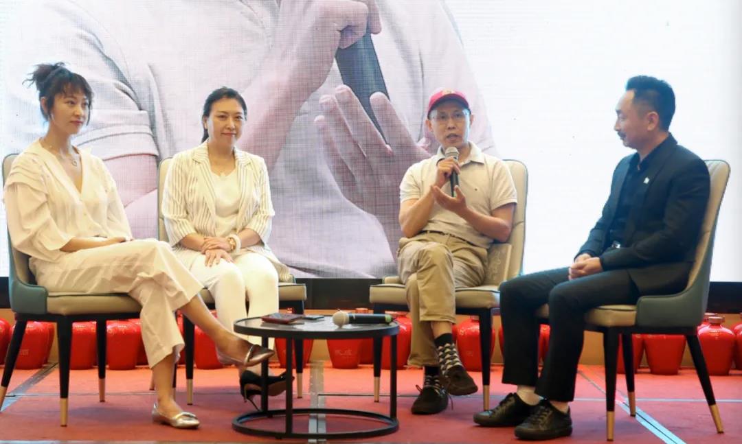 左一 田芊博士 左二 崔东红教授 右一 孙时进教授 右二 佀国旗老师 左一 田芊博士 左二 崔东红教授 右一 孙时进教授 右二 佀国旗老师